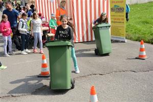 Součástí programu oslav Dne Země byla tradiční soutěž ve slalomu s popelnicí, která se mezi dětmi těší velké oblibě.
FOTO: DAVID MACHÁČEK