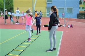 Pro děti byly na hřišti ZŠ Alšova přichystány především sportovní disciplíny, u nichž pomáhali žáci této školy.
FOTO: KRISTINA ČABLOVÁ