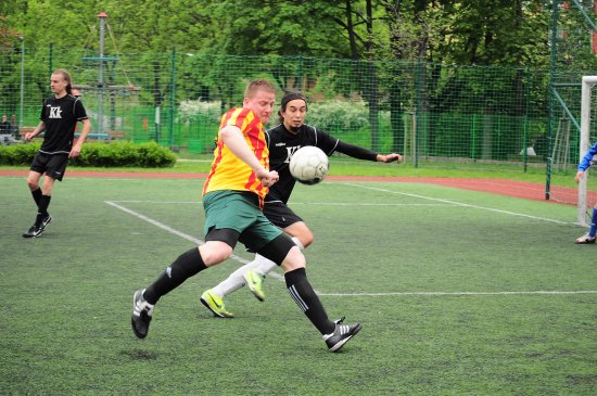 Adam Hanus (v pruhovaném) je kapitánem týmu FC Ďábelská Jelita, který ve 4. kole I. DRFG ligy malého fotbalu porazil Kamarádský Kyblík.
FOTO: KRISTINA ČABlOVÁ