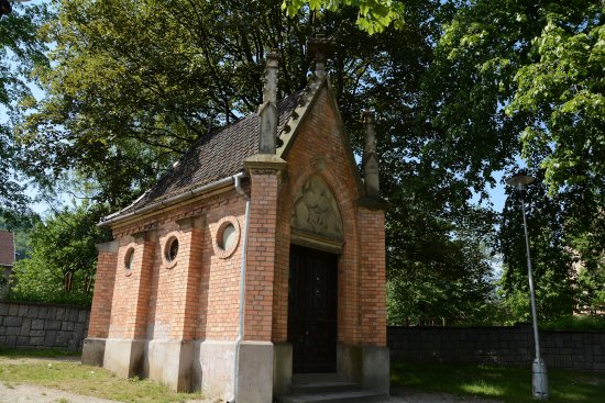 Hrobka rodiny Šustalovy na kopřivnickém starém hřbitově výrazně chátrá a především její zvětralé kamenné ozdoby bezprostředně vyžadují zásah restaurátorů.
FOTO: DAVID MACHÁČEK