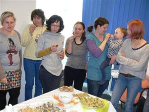 Vzdělávací kurzy, které probíhají v rámci Místního akčního plánu, mají různé zaměření. Tématem jednoho z posledních byla zdravá výživa dětí.
FOTO: EVA KYTKOVÁ