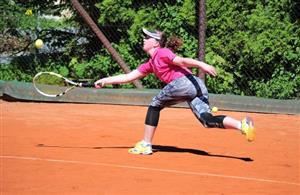 Klára Babincová (TC Kopřivnice) v třísetovém zápase s orlovskou hráčkou nakonec vybojovala vítězství a přidala bod na konto družstva dorostu.
FOTO: KRISTINA ČABLOVÁ