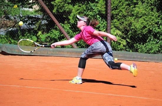 Klára Babincová (TC Kopřivnice) v třísetovém zápase s orlovskou hráčkou nakonec vybojovala vítězství a přidala bod na konto družstva dorostu.
FOTO: KRISTINA ČABLOVÁ