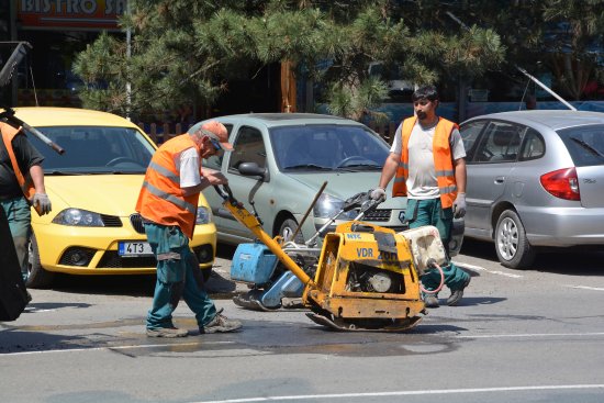 Opravy výtluků na komunikacích v Kopřivnici provádí Slumeko i v místech, které byly v zimě provizorně vyspraveny.
FOTO: DANA HOĎÁKOVÁ