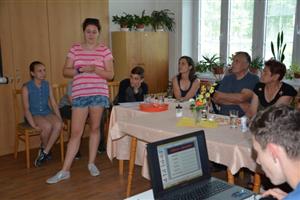 Členové dětského zastupitelstva připravili pro seniory znalostní hru podobnou televizní soutěži Riskuj, při které se bavili.
FOTO: DANA HOĎÁKOVÁ