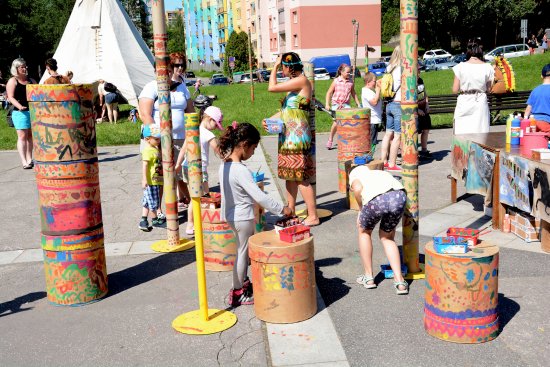 Oslavy Mezinárodního dne dětí se letos v Kopřivnici nesly v indiánském duchu. Na jednom z desíti zastavení mohli malí účastníci vyzdobit kmenové totemy.
FOTO: DAVID MACHÁČEK