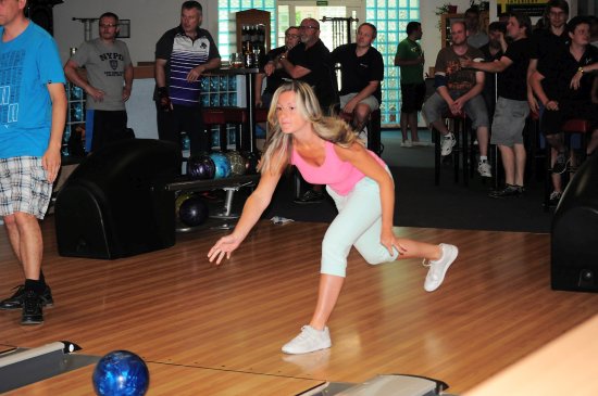 Ve finále kopřivnické bowlingové ligy, které se odehrálo uplynulou neděli, získalo putovní pohár družstvo Pitbull Dogs.
FOTO: KRISTINA ČABLOVÁ