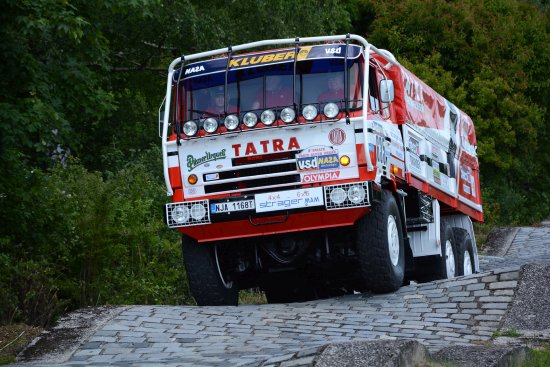 Po víc než třiceti letech se do Kopřivnice vrátila první dakarská tatrovka v podobě, v jaké stanula na startu rallye. Na polygonu se proháněla i s původní posádkou.
FOTO: D. MACHÁČEK