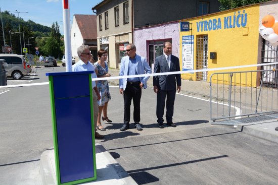 Otevření nového parkoviště za Kachlovkou spojila městská společnost Slumeko s oslavami dvaceti let fungování firmy. Její přínos pro město ocenil oficiálním poděkováním i starosta Kopřivnice Miroslav Kopečný.
FOTO: DAVID MACHÁČEK