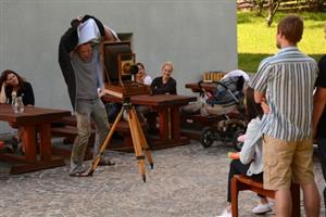 Vidět práci fotografa tak, jak vypadala před víc než jeden a půl stoletím, nabídl ateliér historické fotografie pořádaný na půdě Muzea Fojtství.
FOTO: DAVID MACHÁČEK