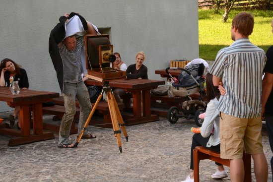 Vidět práci fotografa tak, jak vypadala před víc než jeden a půl stoletím, nabídl ateliér historické fotografie pořádaný na půdě Muzea Fojtství.
FOTO: DAVID MACHÁČEK
