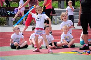 V minivíceboji mateřských škol závodily děti ve slalomovém běhu, hodu míčkem, skoku do dálky z místa a v běhu na jeden okruh (175 m).
FOTO: KRISTINA ČABLOVÁ