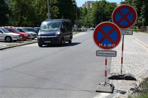 Do konce června musí řidiči počítat na Štramberské s omezením, které  způsobí instalace dopravního značení.
FOTO: DAVID MACHÁČEK