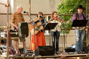 O hudební program Letního dne pro Kopřivnici pořádaného na zahradě Katolického domu se minulou neděli postarala i country kapela Kondoři.
FOTO: DAVID MACHÁČEK