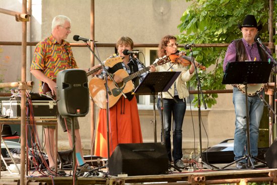 O hudební program Letního dne pro Kopřivnici pořádaného na zahradě Katolického domu se minulou neděli postarala i country kapela Kondoři.
FOTO: DAVID MACHÁČEK