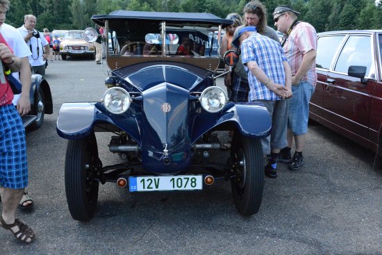 Sto čtrnáct vozů ze startovního pole jubilejní Rallye Vídeň - Kopřivnice si o víkendu přišlo prohlédnout asi deset tisíc lidí. Oslava 120 let od výroby prvního automobilu se slavila na polygonu i spanilými jízdami městem.
FOTO: DAVID MACHÁČEK