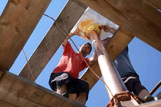 Klempíři instalují na vrchol věže vlčovického kostela pozlacenou makovici, v jejímž nitru je uložena časová schránka.
FOTO: DAVID MACHÁČEK