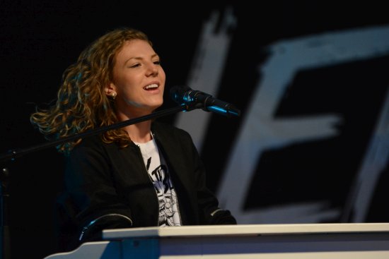 Zpěvačka Lenny s kapelou se do Kopřivnice vrátila jako do města svého prvního samostatného koncertu a předvedla skvělou show pro zaplněné náměstí.
FOTO: DAVID MACHÁČEK