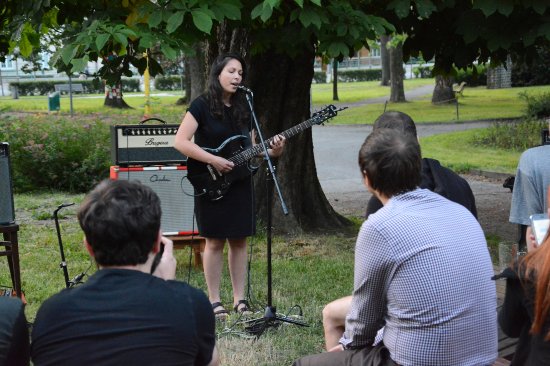 Sezona letních koncertů pod širým nebem pokračovala minulý týden u Mandaly vystoupením písničkářky a výtvarnice Moin Moin.
FOTO: DAVID MACHÁČEK