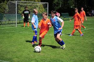 Žáci FC Vlčovice-Mniší obsadili na domácím turnaji druhou příčku, když ve finále podlehli týmu Hukvald. FOTO: KRISTINA ČABLOVÁ