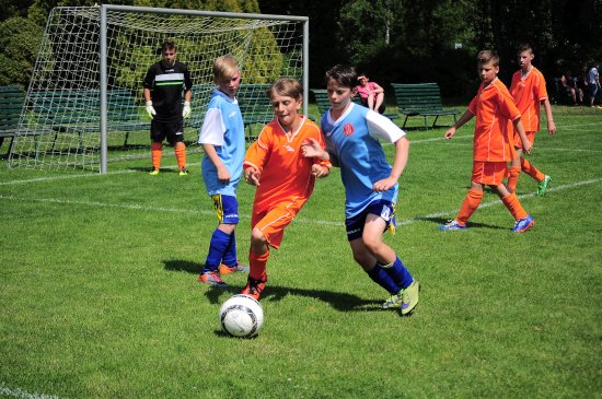 Žáci FC Vlčovice-Mniší obsadili na domácím turnaji druhou příčku, když ve finále podlehli týmu Hukvald. FOTO: KRISTINA ČABLOVÁ