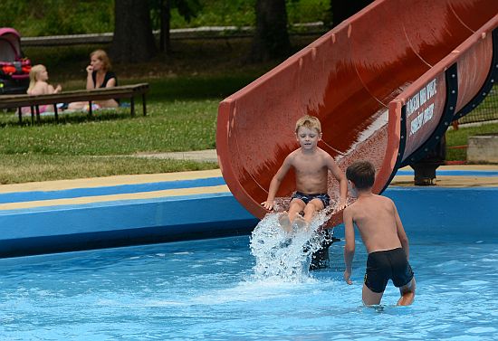 S mírným zpožděním ve středu 5. července otevřeli brány kopřivnického letního koupaliště. Posunutí začátku koupací sezony bylo zapříčiněno investicí do rozvodů a technologie úpravy vody.
FOTO: DAVID MACHÁČEK
