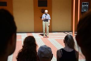 Zdislav Zima, bývalý politický vězeň a člen Konfederace politických vězňů, byl jediným řečníkem krátkého pietního setkání u pamětní desky Milady Horákové.
FOTO: DAVID MACHÁČEK
