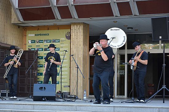 Kopřivnický Stanley’s Dixie Street Band zahájil minulou sobotu sérii promenádních koncertů před kulturním domem. V sobotu se lidé mohou těšit na dechovku Frajárečka.
FOTO: KDK
