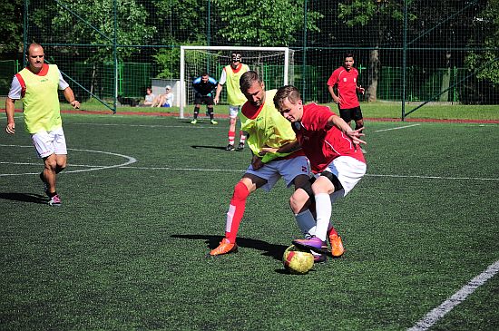 Nejlepší hráč turnaje Adam Dočkalík z Tatra Trucks (vpravo) v souboji o míč s kapitánem Tawesca Arturem Borucińskim ve finálovém utkání.
FOTO: KRISTINA ČABLOVÁ
