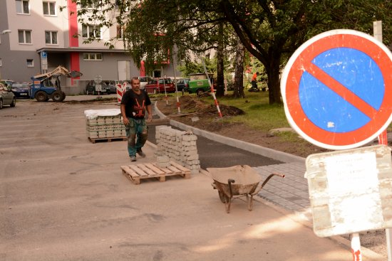 Tři týdny stavebních prací na ulici Kadláčkově přinesly nejen zlepšení průjezdnosti, ale i nová místa pro odstavování vozidel.
FOTO: DAVID MACHÁČEK