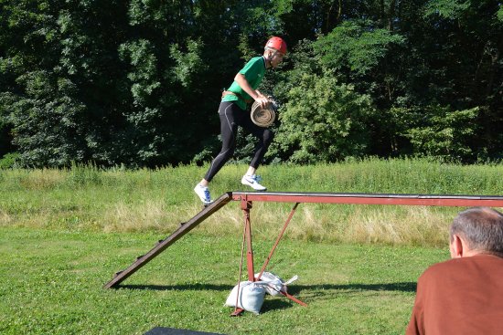 V Lubině absolvovali tři až čtyři členové z každého družstva stometrový běh s překážkami. Poté je čekaly dva požární útoky.
FOTO: DANA HOĎÁKOVÁ