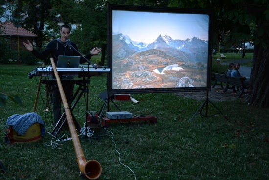 Původem švýcarský multiinstrumentalista Sam Hagmann představil kopřivnickému publiku svůj netradiční hudební projekt Beauty & The Beats.
FOTO: DAVID MACHÁČEK