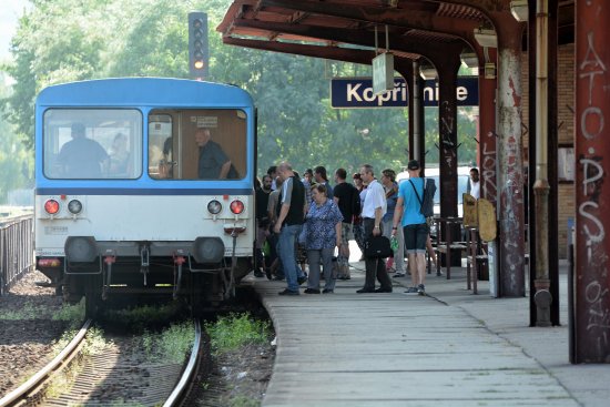 Vlakové nádraží se dočká provizorních úprav ještě do konce letošního roku. Komplexní rekonstrukce nádražní budovy i nástupišť pak proběhne zároveň s elektrifikací trati.
FOTO: DAVID MACHÁČEK