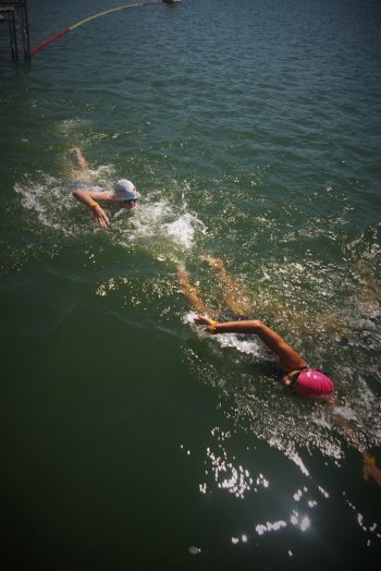 Nikola Chovanečková (vpředu) a Robert Zajíček vytvořili v závodě tandem a spolu dohmatávali také v cíli.
FOTO: ĽUBOŠ RICHTER