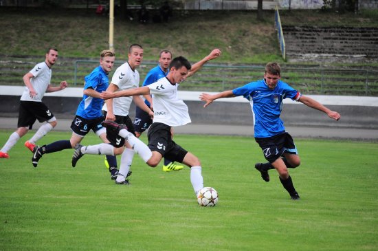 Kopřivničtí fotbalisté drželi po poločase remízu, ale po červené kartě Petra Okřesíka tlaku Hukvald hrajících „přesilovku“ nakonec podlehli.
FOTO: KRISTINA ČABLOVÁ