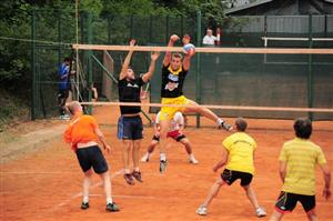 Úspěšný blok jednoho z kopřivnických družstev na mezinárodním turnaji konaném na antukových kurtech pod letním stadionem.
FOTO: KRISTINA ČABLOVÁ