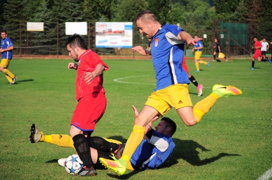 Po tomto zákroku soupeře zůstal vlčovický hráč Michal Růžička (vlevo) dlouho ležet na trávníku, po chvíli se ale opět zapojil do hry.
FOTO: KRISTINA ČABLOVÁ
