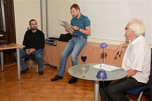 Ondřej Šalek (první zleva), Pavel Dvořák a Ladislav Cvíček byli protagonisty komponovaného večera k 70. výročí otevření Lašského muzea.
FOTO: DAVID MACHÁČEK
