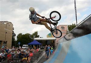 Závěrečnému koncertu Někdo ven??? předcházela ještě freestylová exhibice na mobilní u-rampě.
FOTO: DAVID MACHÁČEK
