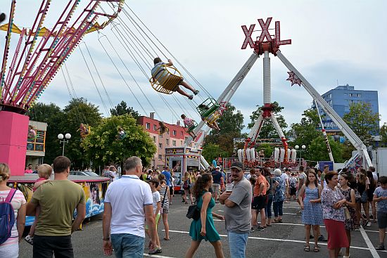 Kopřivnice o víkendu žila oslavami Bartolomějské pouti. Kromě řady připravených programů se lidé bavili i v lunaparku, který vyrostl na parkovišti v centru města.
FOTO: DAVID MACHÁČEK
