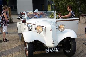 Nablýskaný kabriolet Tatra byl premiantem flotily automobilových veteránů. Na projížďku v něm lidé čekali i několik desítek minut.
FOTO: DAVID MACHÁČEK
