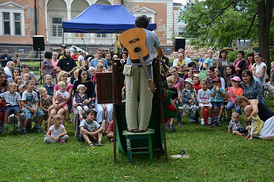Součástí programu Starodávného jarmarku bylo pohádkové představení pro děti v podání členů studia Bez Kliky.
FOTO: DAVID MACHÁČEK
