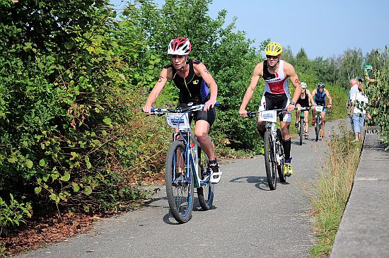 Lenka Polášková (vlevo) z Kopřivnice je dlouholetou účastnicí Větřkovického triatlonu. Letos si troufla na dlouhou trať a dokončila ji na 9. místě.
FOTO: KRISTINA ČABLOVÁ
