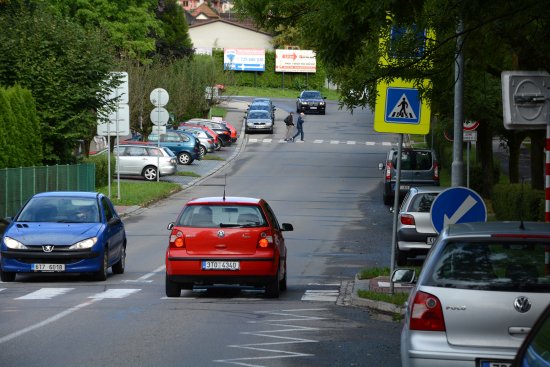 V příštím týdnu začnou stavební práce, během nichž vznikne spojovací chodník, upraví se přechod před potravinami a budou vybudovány dva odbočovací pruhy.
FOTO: D. MACHÁČEK