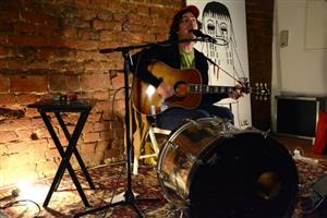 Vypůjčený prostor budoucí galerie Galaxie si během svého koncertu v Kopřivnici pochvaloval i americký písničkář RickoLus.
FOTO: DAVID MACHÁČEK