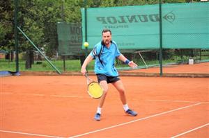 David Martínek zvítězil ve dvouhře na turnaji neregistrovaných hráčů tenisu, když ve finále porazil Jaroslava Neuwirtha staršího.
FOTO: KRISTINA ČABLOVÁ