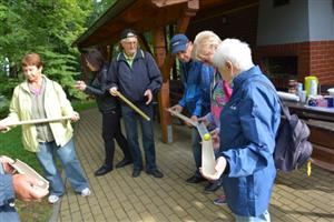 Outodoorové dopoledne, které se konalo 6. září v areálu Vanaivanu, se seniorům líbilo. Skauti pro ně připravili několik aktivit na paměť, logiku i spolupráci v týmu.
FOTO: DANA HOĎÁKOVÁ