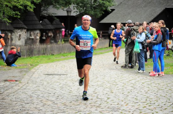 Alexandr Neuwirth z AK EZ obsadil v Běhu rodným krajem Emila Zátopka druhou příčku v kategorii šedesátníků a mimo jiné připravoval na tento závod i řadu takzvaných hobby běžců.
FOTO: KRISTINA ČABLOVÁ