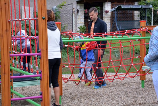 Zahrada v Mateřské škole v Mniší byla poslední, která se dočkala rekonstrukce. Děti nyní mohou využívat například nové lanové herní prvky či venkovní učebnu.
FOTO: DANA HOĎÁKOVÁ