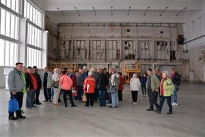 Prohlédnout si bývalou pobočku Tatry v Bánovcích nad Bebravou a zámek Bojnice jela z Kopřivnice téměř stovka seniorů.
FOTO: PAVLA ZRUNKOVÁ
